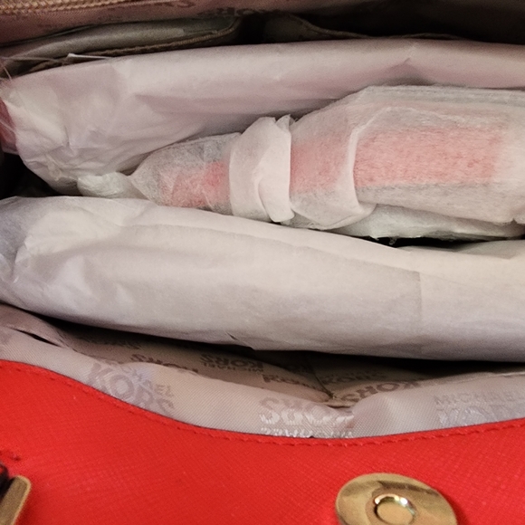 MK Michael Kors Karla satchel in Sangria color. With jet set wallet, key charms - Picture 7 of 16